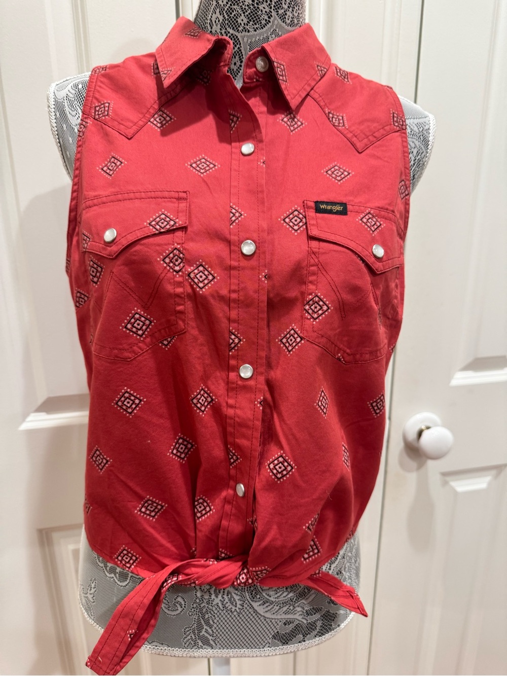 Woman’s Wrangler Red Sleeveless Western Tie Front Top
Sz M Country Festival Boho